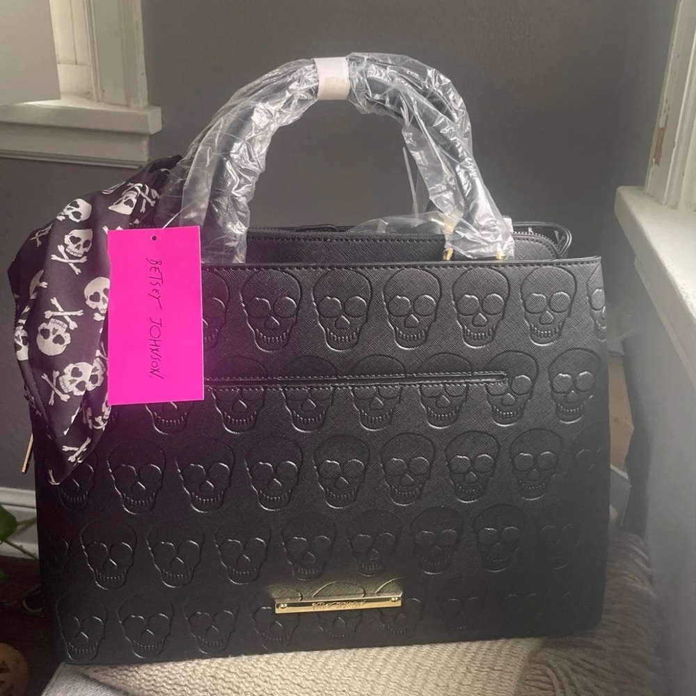 betsey johnson skull purse
